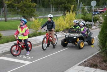 laitserallypark_laitse_ralli_park_kogupere_teemapark_liikluskasvatus_liikluslinnak_valgusfoorid_elektriautod_lapsed_pere_koosseiklus_mang-1