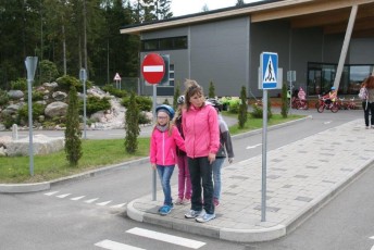 laitserallypark_laitse_ralli_park_kogupere_teemapark_liikluskasvatus_liikluslinnak_valgusfoorid_elektriautod_lapsed_pere_koosseiklus_mang-11