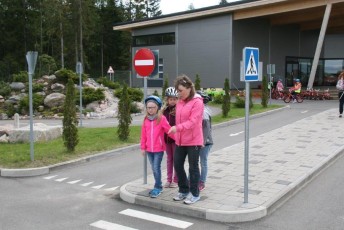 laitserallypark_laitse_ralli_park_kogupere_teemapark_liikluskasvatus_liikluslinnak_valgusfoorid_elektriautod_lapsed_pere_koosseiklus_mang-12