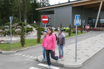 laitserallypark_laitse_ralli_park_kogupere_teemapark_liikluskasvatus_liikluslinnak_valgusfoorid_elektriautod_lapsed_pere_koosseiklus_mang-13