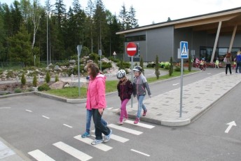 laitserallypark_laitse_ralli_park_kogupere_teemapark_liikluskasvatus_liikluslinnak_valgusfoorid_elektriautod_lapsed_pere_koosseiklus_mang-14