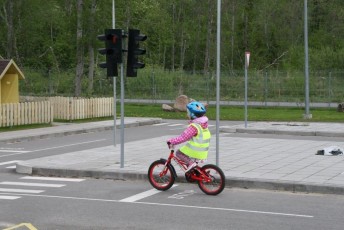 laitserallypark_laitse_ralli_park_kogupere_teemapark_liikluskasvatus_liikluslinnak_valgusfoorid_elektriautod_lapsed_pere_koosseiklus_mang-15