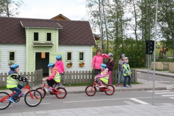 laitserallypark_laitse_ralli_park_kogupere_teemapark_liikluskasvatus_liikluslinnak_valgusfoorid_elektriautod_lapsed_pere_koosseiklus_mang-16