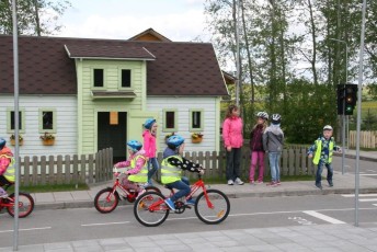 laitserallypark_laitse_ralli_park_kogupere_teemapark_liikluskasvatus_liikluslinnak_valgusfoorid_elektriautod_lapsed_pere_koosseiklus_mang-17