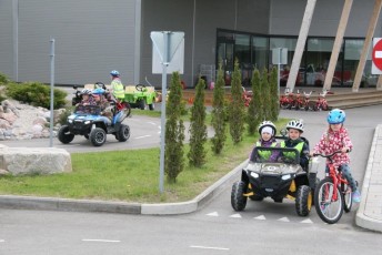 laitserallypark_laitse_ralli_park_kogupere_teemapark_liikluskasvatus_liikluslinnak_valgusfoorid_elektriautod_lapsed_pere_koosseiklus_mang-18