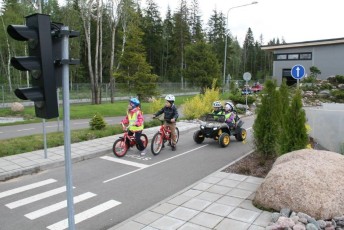 laitserallypark_laitse_ralli_park_kogupere_teemapark_liikluskasvatus_liikluslinnak_valgusfoorid_elektriautod_lapsed_pere_koosseiklus_mang-2