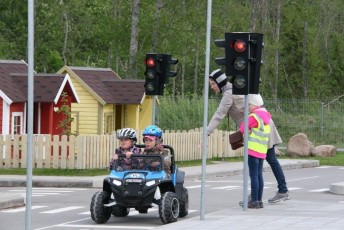 laitserallypark_laitse_ralli_park_kogupere_teemapark_liikluskasvatus_liikluslinnak_valgusfoorid_elektriautod_lapsed_pere_koosseiklus_mang-21
