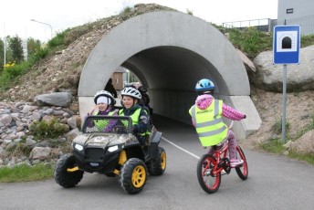 laitserallypark_laitse_ralli_park_kogupere_teemapark_liikluskasvatus_liikluslinnak_valgusfoorid_elektriautod_lapsed_pere_koosseiklus_mang-23