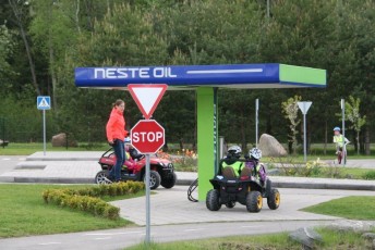 laitserallypark_laitse_ralli_park_kogupere_teemapark_liikluskasvatus_liikluslinnak_valgusfoorid_elektriautod_lapsed_pere_koosseiklus_mang-24