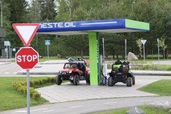 laitserallypark_laitse_ralli_park_kogupere_teemapark_liikluskasvatus_liikluslinnak_valgusfoorid_elektriautod_lapsed_pere_koosseiklus_mang-25