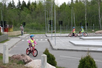 laitserallypark_laitse_ralli_park_kogupere_teemapark_liikluskasvatus_liikluslinnak_valgusfoorid_elektriautod_lapsed_pere_koosseiklus_mang-26