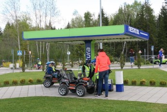 laitserallypark_laitse_ralli_park_kogupere_teemapark_liikluskasvatus_liikluslinnak_valgusfoorid_elektriautod_lapsed_pere_koosseiklus_mang-27