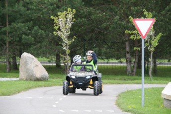 laitserallypark_laitse_ralli_park_kogupere_teemapark_liikluskasvatus_liikluslinnak_valgusfoorid_elektriautod_lapsed_pere_koosseiklus_mang-28