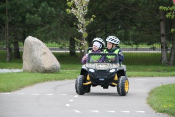 laitserallypark_laitse_ralli_park_kogupere_teemapark_liikluskasvatus_liikluslinnak_valgusfoorid_elektriautod_lapsed_pere_koosseiklus_mang-29