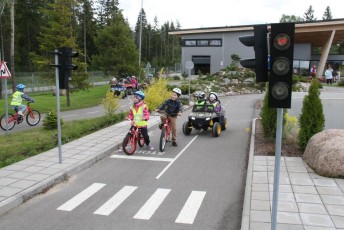 laitserallypark_laitse_ralli_park_kogupere_teemapark_liikluskasvatus_liikluslinnak_valgusfoorid_elektriautod_lapsed_pere_koosseiklus_mang-3