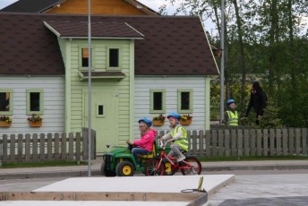 laitserallypark_laitse_ralli_park_kogupere_teemapark_liikluskasvatus_liikluslinnak_valgusfoorid_elektriautod_lapsed_pere_koosseiklus_mang-30