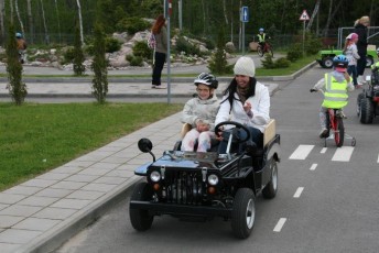 laitserallypark_laitse_ralli_park_kogupere_teemapark_liikluskasvatus_liikluslinnak_valgusfoorid_elektriautod_lapsed_pere_koosseiklus_mang-31