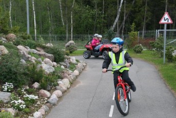 laitserallypark_laitse_ralli_park_kogupere_teemapark_liikluskasvatus_liikluslinnak_valgusfoorid_elektriautod_lapsed_pere_koosseiklus_mang-33