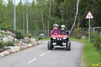 laitserallypark_laitse_ralli_park_kogupere_teemapark_liikluskasvatus_liikluslinnak_valgusfoorid_elektriautod_lapsed_pere_koosseiklus_mang-34