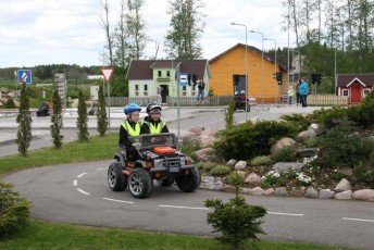 laitserallypark_laitse_ralli_park_kogupere_teemapark_liikluskasvatus_liikluslinnak_valgusfoorid_elektriautod_lapsed_pere_koosseiklus_mang-35