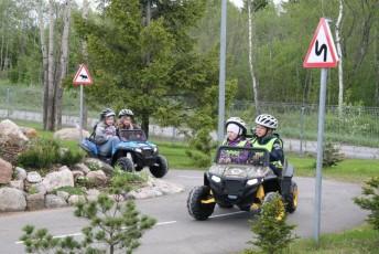 laitserallypark_laitse_ralli_park_kogupere_teemapark_liikluskasvatus_liikluslinnak_valgusfoorid_elektriautod_lapsed_pere_koosseiklus_mang-36