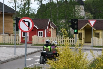 laitserallypark_laitse_ralli_park_kogupere_teemapark_liikluskasvatus_liikluslinnak_valgusfoorid_elektriautod_lapsed_pere_koosseiklus_mang-38