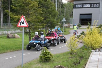 laitserallypark_laitse_ralli_park_kogupere_teemapark_liikluskasvatus_liikluslinnak_valgusfoorid_elektriautod_lapsed_pere_koosseiklus_mang-4