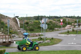 laitserallypark_laitse_ralli_park_kogupere_teemapark_liikluskasvatus_liikluslinnak_valgusfoorid_elektriautod_lapsed_pere_koosseiklus_mang-41