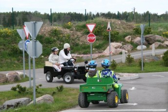 laitserallypark_laitse_ralli_park_kogupere_teemapark_liikluskasvatus_liikluslinnak_valgusfoorid_elektriautod_lapsed_pere_koosseiklus_mang-42