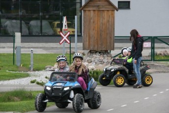 laitserallypark_laitse_ralli_park_kogupere_teemapark_liikluskasvatus_liikluslinnak_valgusfoorid_elektriautod_lapsed_pere_koosseiklus_mang-43