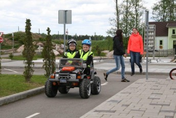 laitserallypark_laitse_ralli_park_kogupere_teemapark_liikluskasvatus_liikluslinnak_valgusfoorid_elektriautod_lapsed_pere_koosseiklus_mang-45
