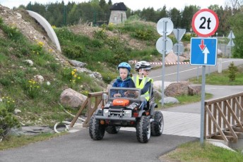 laitserallypark_laitse_ralli_park_kogupere_teemapark_liikluskasvatus_liikluslinnak_valgusfoorid_elektriautod_lapsed_pere_koosseiklus_mang-46