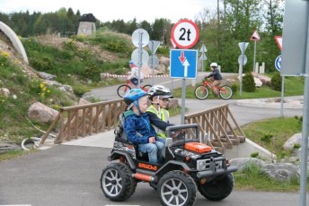 laitserallypark_laitse_ralli_park_kogupere_teemapark_liikluskasvatus_liikluslinnak_valgusfoorid_elektriautod_lapsed_pere_koosseiklus_mang-47
