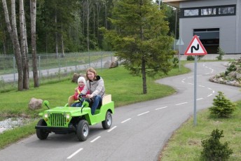 laitserallypark_laitse_ralli_park_kogupere_teemapark_liikluskasvatus_liikluslinnak_valgusfoorid_elektriautod_lapsed_pere_koosseiklus_mang-5