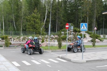 laitserallypark_laitse_ralli_park_kogupere_teemapark_liikluskasvatus_liikluslinnak_valgusfoorid_elektriautod_lapsed_pere_koosseiklus_mang-52