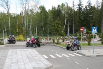 laitserallypark_laitse_ralli_park_kogupere_teemapark_liikluskasvatus_liikluslinnak_valgusfoorid_elektriautod_lapsed_pere_koosseiklus_mang-53