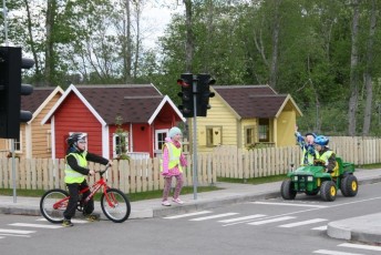 laitserallypark_laitse_ralli_park_kogupere_teemapark_liikluskasvatus_liikluslinnak_valgusfoorid_elektriautod_lapsed_pere_koosseiklus_mang-55