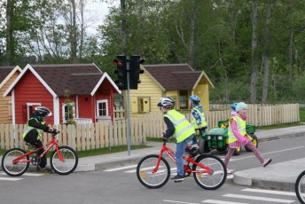 laitserallypark_laitse_ralli_park_kogupere_teemapark_liikluskasvatus_liikluslinnak_valgusfoorid_elektriautod_lapsed_pere_koosseiklus_mang-56