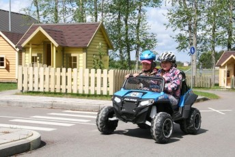 laitserallypark_laitse_ralli_park_kogupere_teemapark_liikluskasvatus_liikluslinnak_valgusfoorid_elektriautod_lapsed_pere_koosseiklus_mang-7
