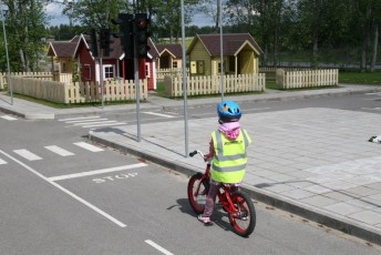 laitserallypark_laitse_ralli_park_kogupere_teemapark_liikluskasvatus_liikluslinnak_valgusfoorid_elektriautod_lapsed_pere_koosseiklus_mang-9