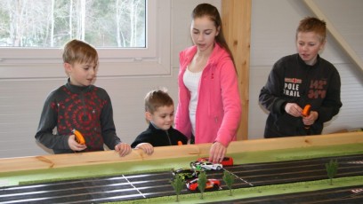 laitserallypark_teemapark_lapsed_liikluslinnak_mangudemaja_mangime_koos_isa_ema_pere_perega_sunnipaev_lapse_meisterdamine_monus_hubane_mangutuba_mangunurk-24-e1484064497201