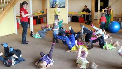 laitserallypark_teemapark_lapsed_liikluslinnak_mangudemaja_mangime_koos_isa_ema_pere_perega_sunnipaev_lapse_meisterdamine_monus_hubane_mangutuba_mangunurk-5-1-e1484064357473