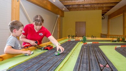 laitserallypark_teemapark_lapsed_liikluslinnak_mangudemaja_mangime_koos_isa_ema_pere_perega_sunnipaev_lapse_meisterdamine_monus_hubane_mangutuba_mangunurk_7