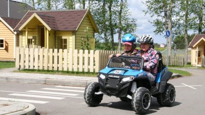 laitserallypark_teemapark_lapsed_liikluslinnak_mangudemaja_mangime_koos_isa_ema_pere_sunnipaev_lasteed_pidu_pedaalkart_ratas_jeep_liiklus_opime-20-e1484067550101