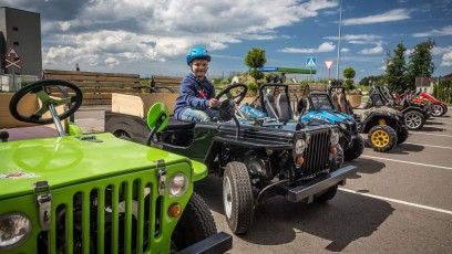 laitserallypark_teemapark_lapsed_liikluslinnak_mangudemaja_mangime_koos_isa_ema_pere_sunnipaev_lasteed_pidu_pedaalkart_ratas_jeep_liiklus_opime_1