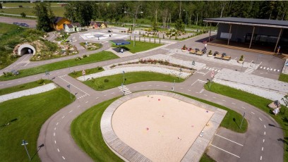 laitserallypark_teemapark_lapsed_liikluslinnak_mangudemaja_mangime_koos_isa_ema_pere_sunnipaev_lasteed_pidu_pedaalkart_ratas_jeep_liiklus_opime_2