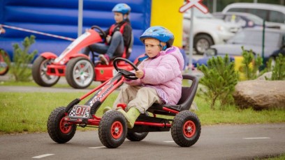 laitserallypark_teemapark_lapsed_liikluslinnak_mangudemaja_mangime_koos_isa_ema_pere_sunnipaev_lasteed_pidu_pedaalkart_ratas_jeep_liiklus_opime_4