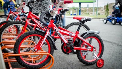 laitserallypark_teemapark_lapsed_liikluslinnak_mangudemaja_mangime_koos_isa_ema_pere_sunnipaev_lasteed_pidu_pedaalkart_ratas_jeep_liiklus_opime_5